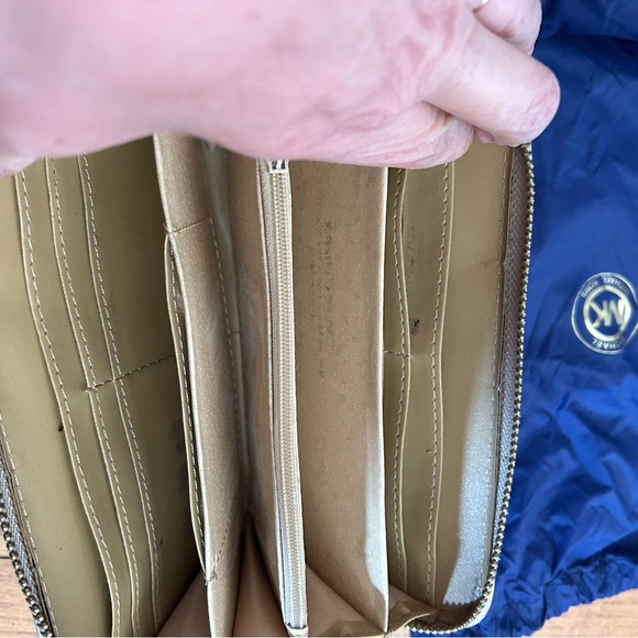 Michael Kors wallet with dust bag - Picture 2 of 4